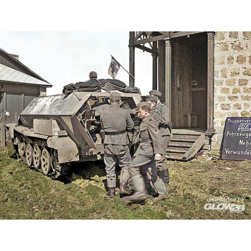 Kit Modello 'Krankenpanzerwagen' Sd.Kfz.251/8 Ausf.A , WWII German Ambulance with Military Medical Personnel