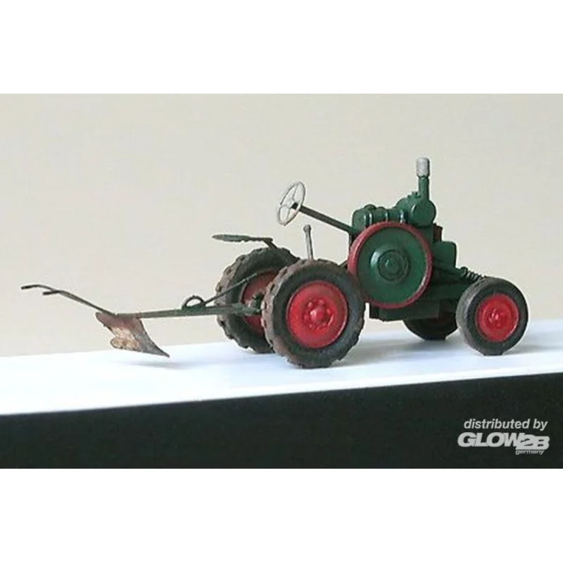 Modellini di veicoli militari Tractor Svoboda with plow year1937