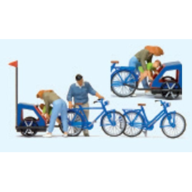 Figurini Famiglia che si prepara per il ciclismo